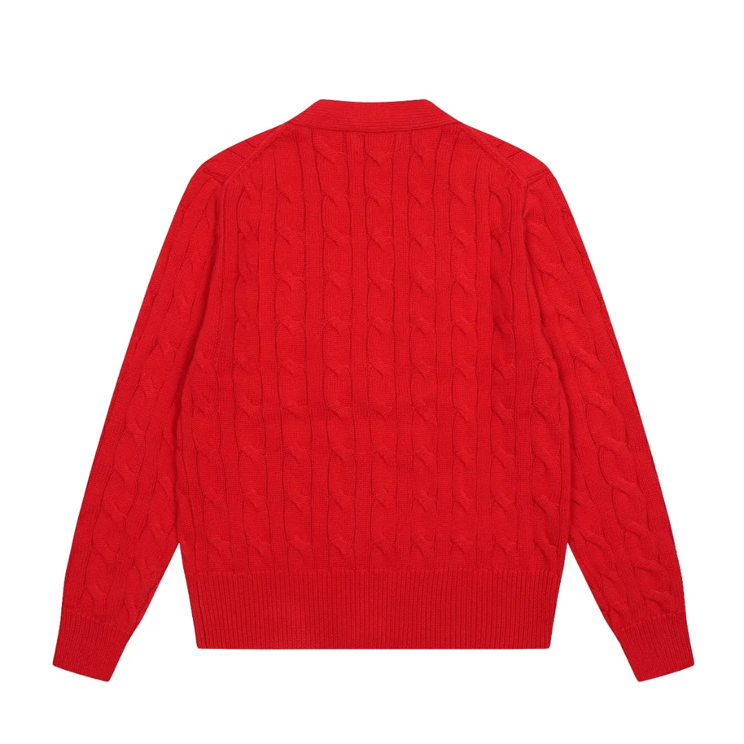 P250 Top quality" Style number: DS113# (not off the shelves all year round) [Ralph Lauren large V-neck solid color pony embroidered logo twist knitted cardigan] ✅Ralph Lauren classic basic versatile goddess style large V-neck knitted cardigan jacket ✅Main supply platform live broadcast Wholesale entities Replenish when out of stock Not off the shelves ✅ZP quality 1:1 version Scan the code to enter the GF website Counter quality ✅Detailed quality is the only one in Guangzhou Imported quality cotton yarn, focusing on high-end, cost-effective, good quality needless to say ✅The version is restored to the original order, the maximum size can be worn up to 160 pounds, loose, comfortable and stress-free ✅The upper body is simple and easy to match, ootd must-have style, good-looking clothes are never picky, a must-have in the goddess' wardrobe. Size: S-XL Color: Black White Gray Light Blue Khaki Pink Yellow Chinese Red Navy Blue White Label Navy Blue Red Label